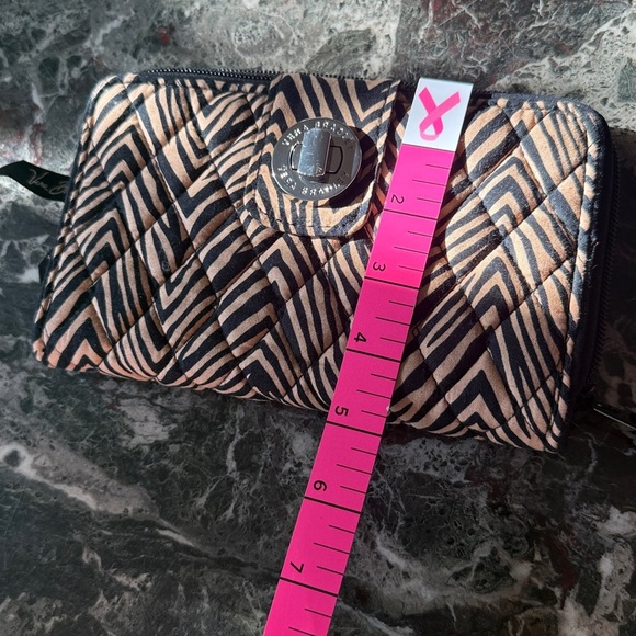 Vera Bradley Black and Tan quilted Turlock wallet NWT - Picture 8 of 8